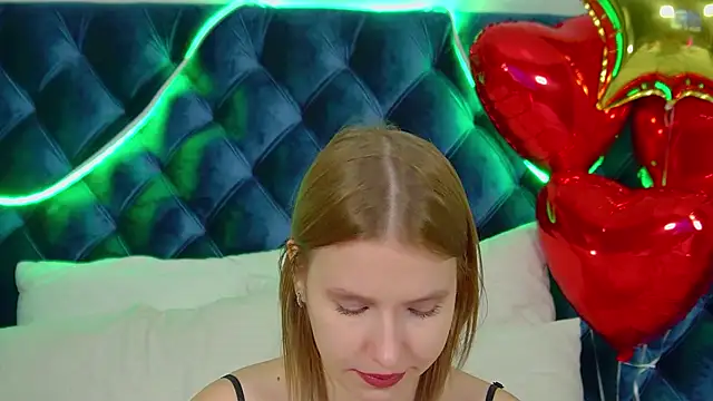 LiliLinn online show from November 15, 2025, 5:00 am