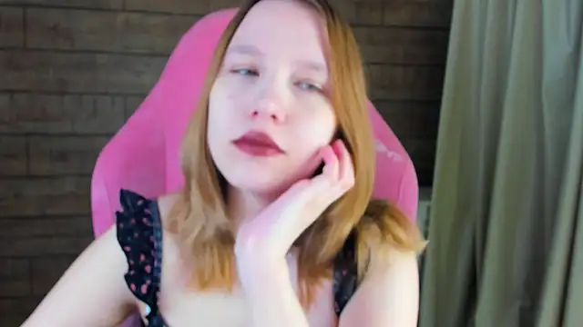 Snapshot of LiliLinn chatting on June 3, 2026, 4:35 am LiliLinn online show from June 3, 2026, 4:35 am