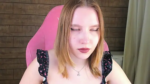 Snapshot of LiliLinn chatting on June 3, 2026, 2:33 pm LiliLinn online show from June 3, 2026, 2:33 pm