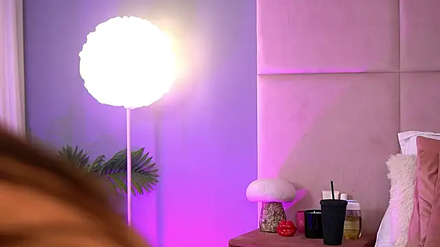 AlmaLuv online show from February 11, 2026, 4:56 am