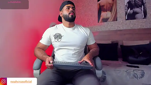 Snapshot of noah_crux chatting on October 27, 2025, 12:17 pm noah crux online show from October 27, 2025, 12:17 pm