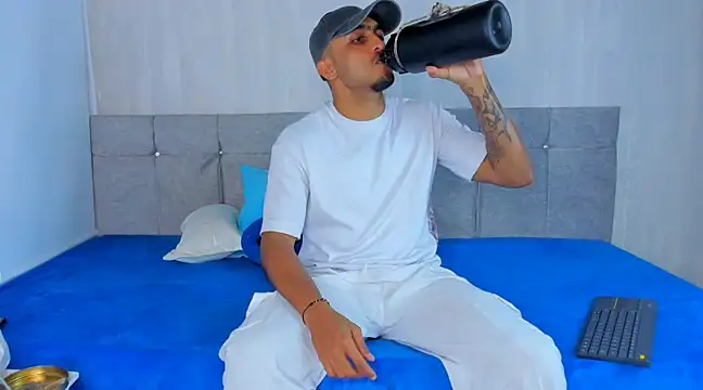 Snapshot of Mateo_Reales chatting on February 3, 2025, 5:40 am Mateo Reales online show from February 3, 2025, 5:40 am