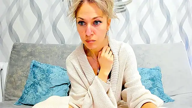 Snapshot of Mona_Cruz chatting on February 16, 2025, 2:43 pm Mona Cruz online show from February 16, 2025, 2:43 pm