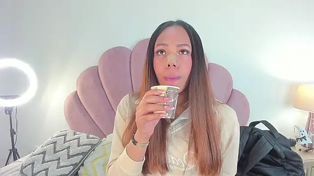 Nicole Paradise online show from October 29, 2025, 12:15 pm