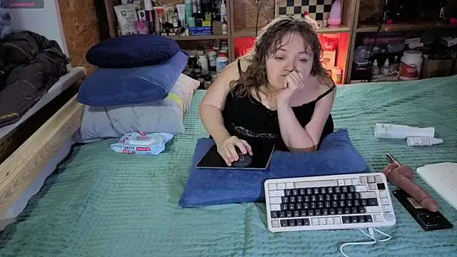 Snapshot of MiniNatalie chatting on November 30, 2025, 10:38 am MiniNatalie online show from November 30, 2025, 10:38 am