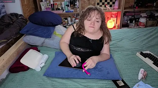 Snapshot of MiniNatalie chatting on December 4, 2025, 1:43 pm MiniNatalie online show from December 4, 2025, 1:43 pm