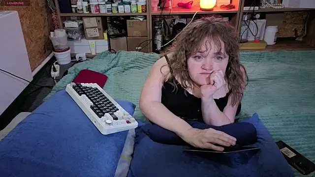 Snapshot of MiniNatalie chatting on November 21, 2025, 6:23 am MiniNatalie online show from November 21, 2025, 6:23 am