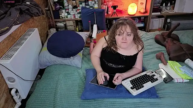 Snapshot of MiniNatalie chatting on November 25, 2025, 6:03 am MiniNatalie online show from November 25, 2025, 6:03 am