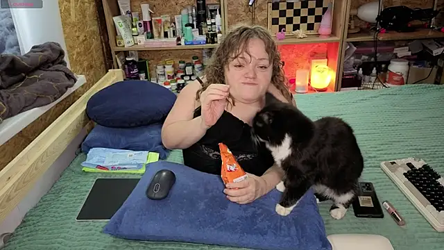 Snapshot of MiniNatalie chatting on December 14, 2025, 4:18 am MiniNatalie online show from December 14, 2025, 4:18 am