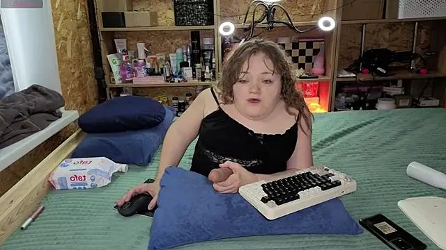 MiniNatalie online show from December 23, 2025, 6:34 am