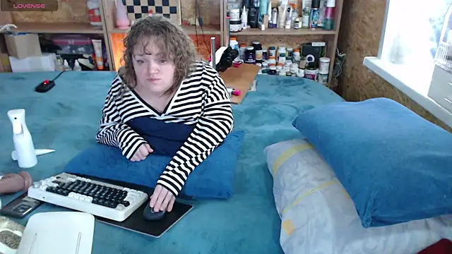 Snapshot of MiniNatalie chatting on October 27, 2025, 6:47 am MiniNatalie online show from October 27, 2025, 6:47 am