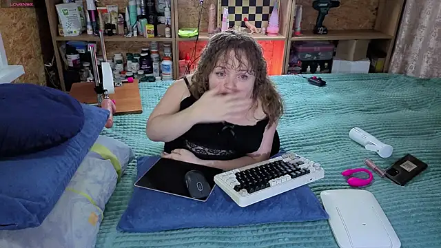 Snapshot of MiniNatalie chatting on November 10, 2025, 6:29 am MiniNatalie online show from November 10, 2025, 6:29 am