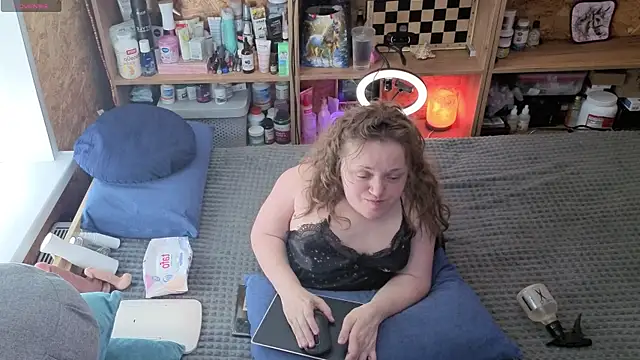 Snapshot of MiniNatalie chatting on April 2, 2026, 7:15 am MiniNatalie online show from April 2, 2026, 7:15 am