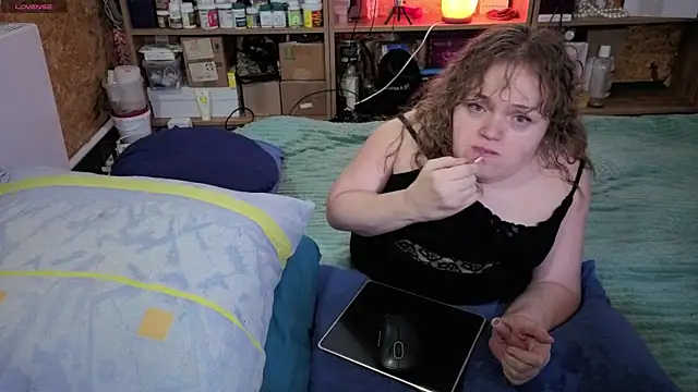 Snapshot of MiniNatalie chatting on November 22, 2025, 8:57 am MiniNatalie online show from November 22, 2025, 8:57 am