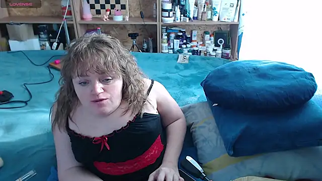 Snapshot of MiniNatalie chatting on October 14, 2025, 7:53 am MiniNatalie online show from October 14, 2025, 7:53 am