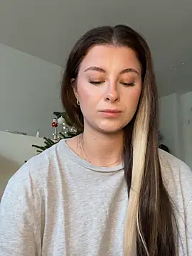 Snapshot of Mia-Minou chatting on November 28, 2025, 12:27 pm Mia-Minou online show from November 28, 2025, 12:27 pm