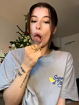 Snapshot of Mia-Minou chatting on December 2, 2025, 9:33 am Mia-Minou online show from December 2, 2025, 9:33 am