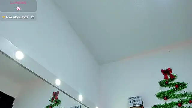 Snapshot of roxanne_jones1 chatting on December 13, 2025, 8:04 pm roxanne jones1 online show from December 13, 2025, 8:04 pm