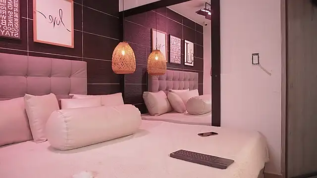 Snapshot of Bella_TS_ chatting on October 30, 2025, 10:28 pm Bella TS online show from October 30, 2025, 10:28 pm