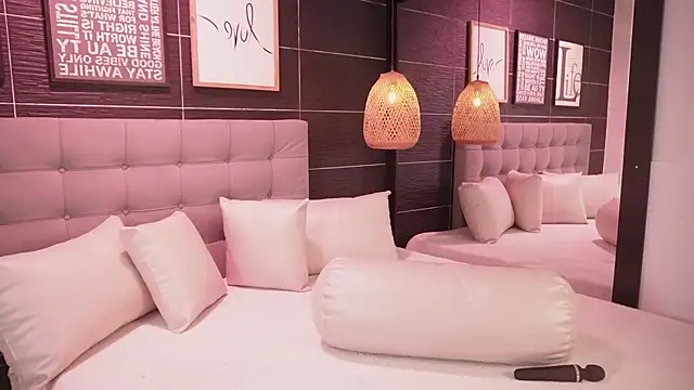 Snapshot of Bella_TS_ chatting on December 4, 2025, 9:36 pm Bella TS online show from December 4, 2025, 9:36 pm