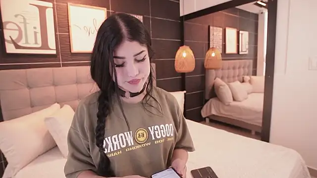 Snapshot of Bella_TS_ chatting on June 19, 2026, 9:31 pm Bella TS online show from June 19, 2026, 9:31 pm