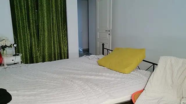 Snapshot of VioletCatt chatting on June 17, 2026, 5:51 am VioletCatt online show from June 17, 2026, 5:51 am