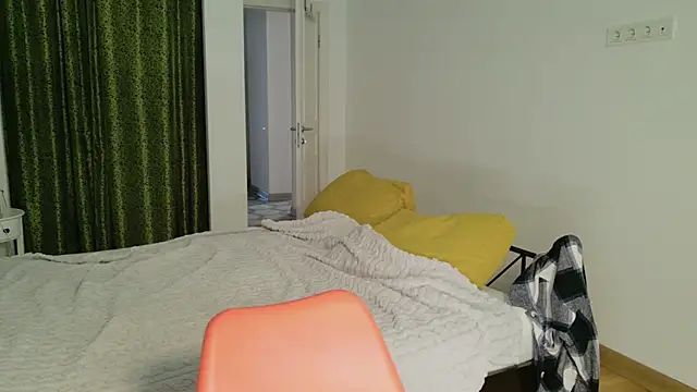 Snapshot of VioletCatt chatting on October 23, 2025, 5:39 am VioletCatt online show from October 23, 2025, 5:39 am