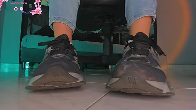 charlotte  grey online show from February 12, 2026, 8:08 pm