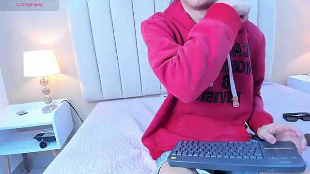 Mia thompson 19 online show from November 18, 2025, 2:53 pm