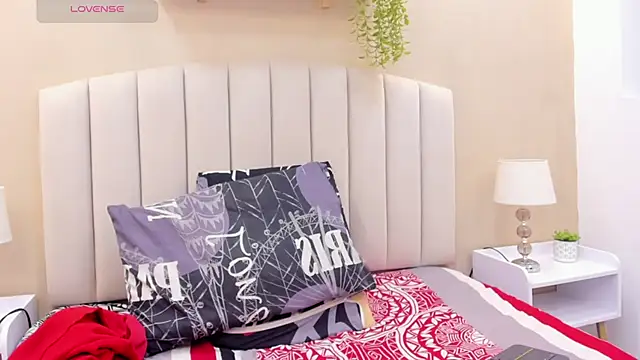 Mia thompson 19 online show from February 10, 2026, 7:35 pm