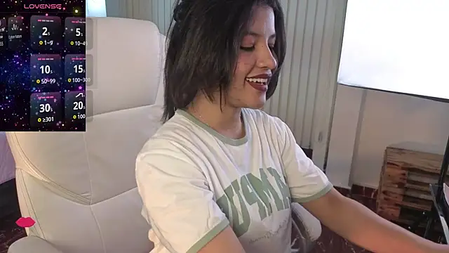 Snapshot of petite_molly_ chatting on December 14, 2025, 1:17 pm petite molly online show from December 14, 2025, 1:17 pm