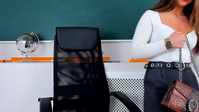 Snapshot of CamillaLarson chatting on November 25, 2025, 2:45 am CamillaLarson online show from November 25, 2025, 2:45 am