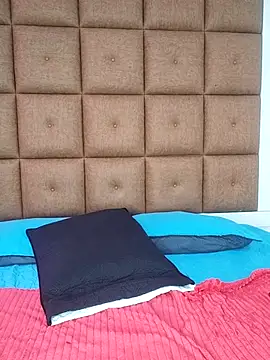 ELLA KELLY online show from September 22, 2025, 12:00 pm