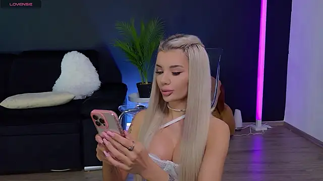 Snapshot of CelyneMay chatting on August 7, 2026, 12:55 pm CelyneMay online show from August 7, 2026, 12:55 pm