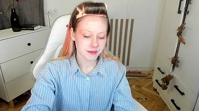 Snapshot of Silly__Milly chatting on November 14, 2025, 4:43 pm Silly Milly online show from November 14, 2025, 4:43 pm