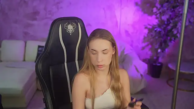 Snapshot of Linda054 chatting on November 16, 2025, 11:52 pm Linda054 online show from November 16, 2025, 11:52 pm