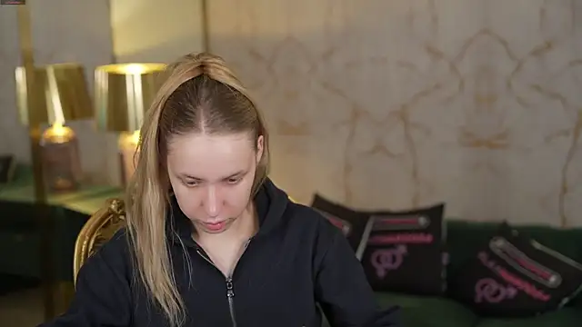 Snapshot of Linda054 chatting on November 7, 2025, 2:27 am Linda054 online show from November 7, 2025, 2:27 am