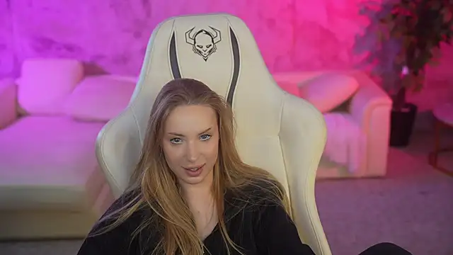 Snapshot of Linda054 chatting on October 8, 2025, 3:30 am Linda054 online show from October 8, 2025, 3:30 am