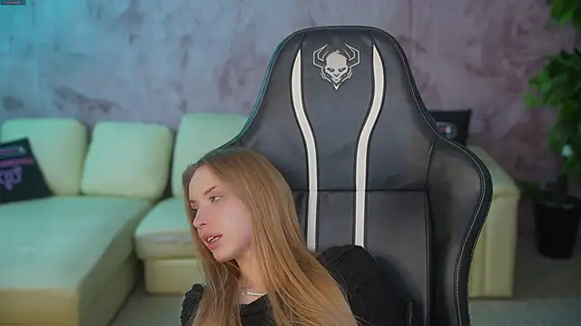 Snapshot of Linda054 chatting on October 18, 2025, 5:42 am Linda054 online show from October 18, 2025, 5:42 am