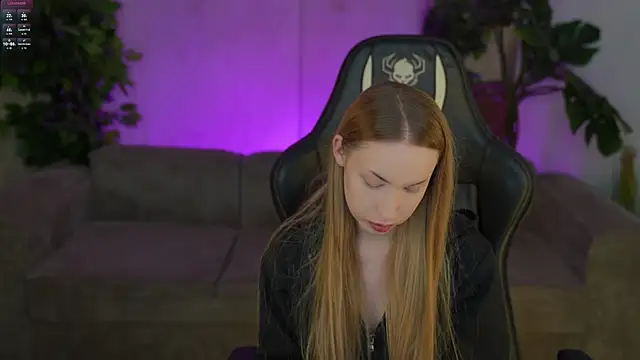 Snapshot of Linda054 chatting on November 2, 2025, 1:32 am Linda054 online show from November 2, 2025, 1:32 am