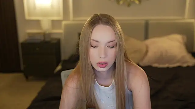 Snapshot of Linda054 chatting on October 25, 2025, 12:21 am Linda054 online show from October 25, 2025, 12:21 am