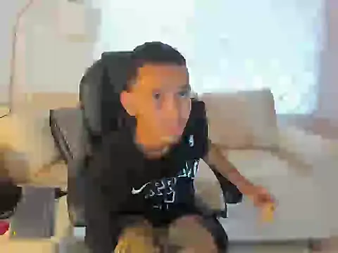 Snapshot of tonny_23cm_ chatting on October 4, 2025, 6:31 pm tonny 23cm online show from October 4, 2025, 6:31 pm
