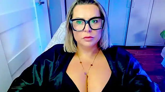 Snapshot of teaseDiana chatting on May 18, 2026, 5:23 am teaseDiana online show from May 18, 2026, 5:23 am