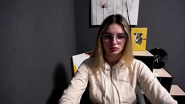 lady olivia  online show from April 28, 2026, 3:05 pm