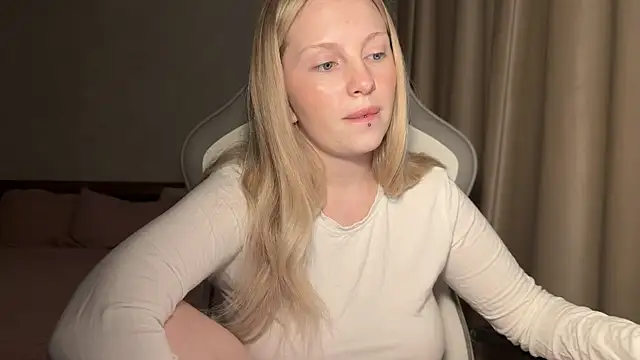 Snapshot of x_ivy_x chatting on November 19, 2025, 4:07 pm x ivy x online show from November 19, 2025, 4:07 pm