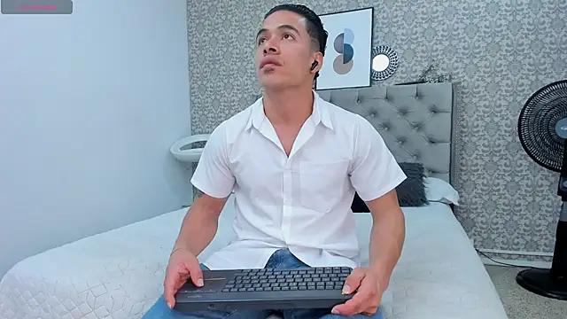 Bryson Collins  online show from September 9, 2025, 11:25 pm