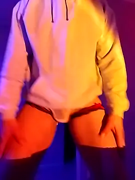 Snapshot of McdyllanXX chatting on April 15, 2026, 8:09 pm McdyllanXX online show from April 15, 2026, 8:09 pm