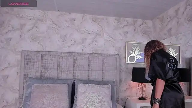 Luna18Pink online show from April 28, 2026, 12:42 pm