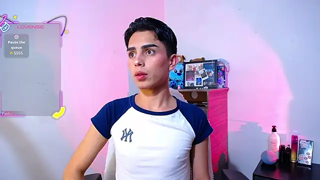 OwenBluee online show from November 22, 2025, 5:39 am