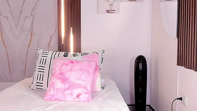 mia six66 online show from December 2, 2025, 12:07 pm